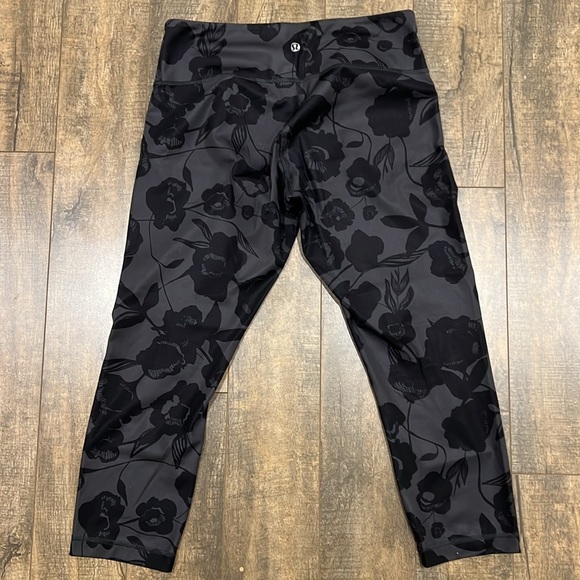 Lululemon Wunder Under size 8 23” crop legging. - Picture 5 of 5